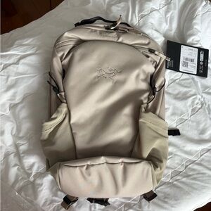 Arc’teryx mantis 16 backpack in rune